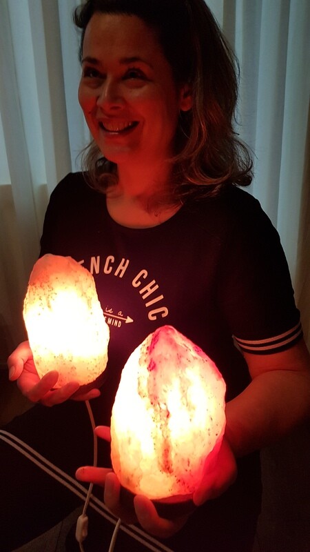 Himalaya zoutlamp 2,5 t/m 4, kg inclusief aansluitkabel met schakelaar en gratis 15 watt lampje.
