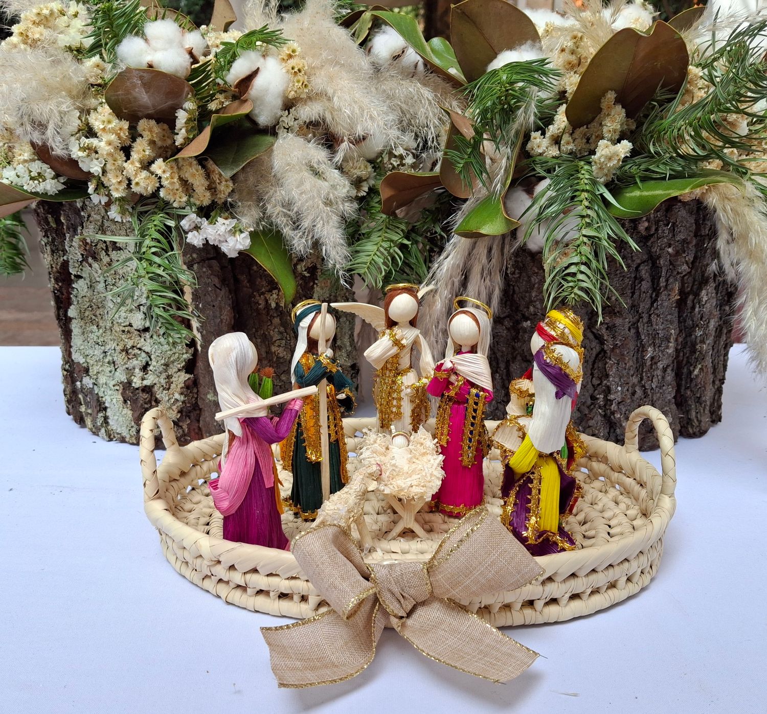 Nacimiento hecho a mano con hoja de maiz. Medida de los personajes 10cm San Jose, La Virgen, Niño Dios, tres reyes, pastora,borrego