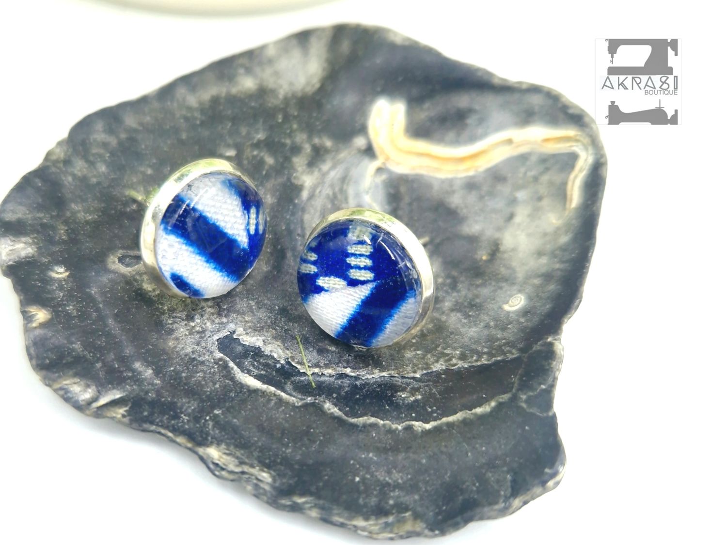 Round deconstructed kente in white and blue on silver stud earrings sealed in glass