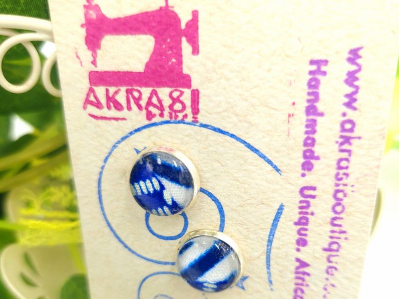 Round deconstructed kente in white and blue on silver stud earrings sealed in glass