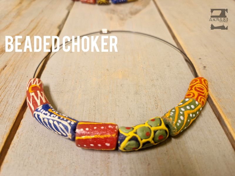 Beaded choker in glass