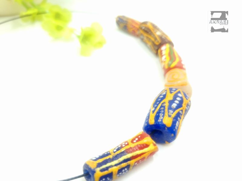 Beaded choker in glass