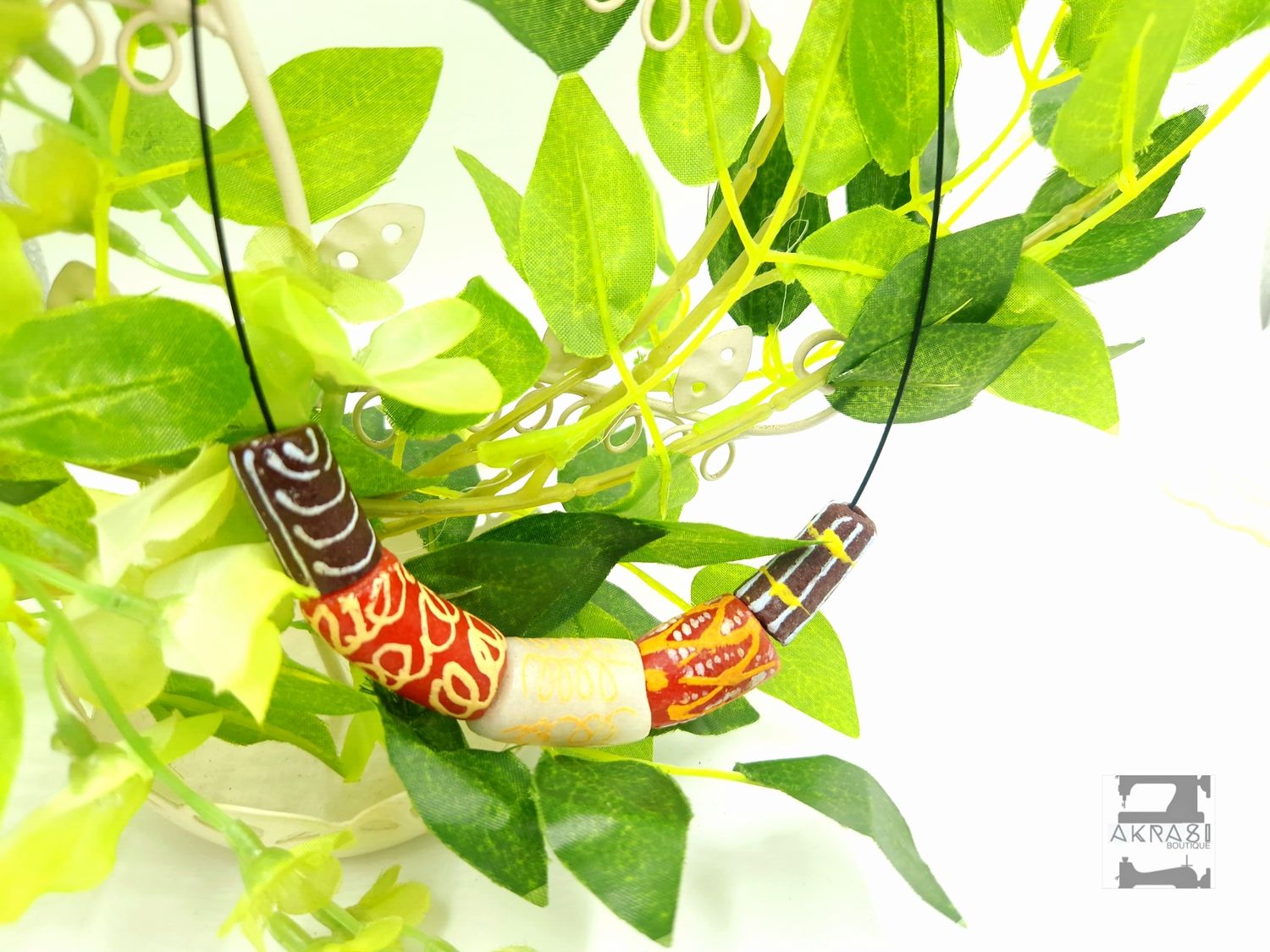 Beaded choker in glass