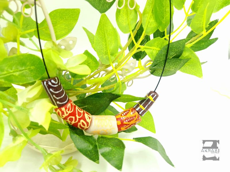 Beaded choker in glass