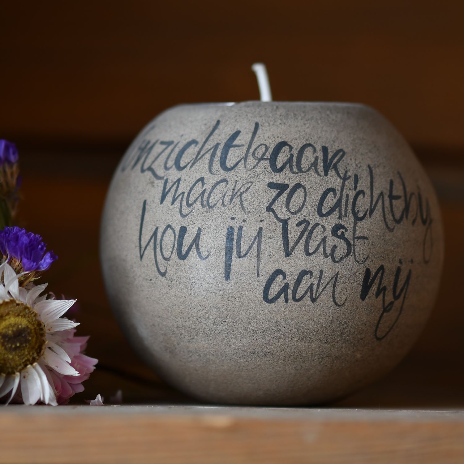 Urn mayflower: Onzichtbaar, maar zo dichtbij Urn mayflower: Onzichtbaar, maar zo dichtbij