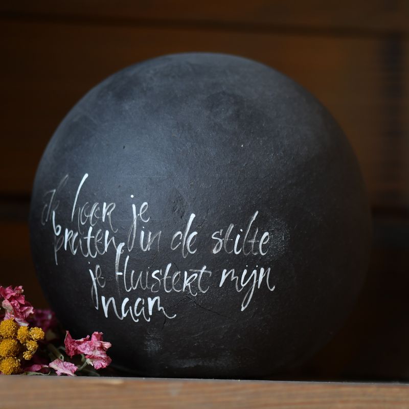 Urn willow: Ik hoor je praten in de stilte...