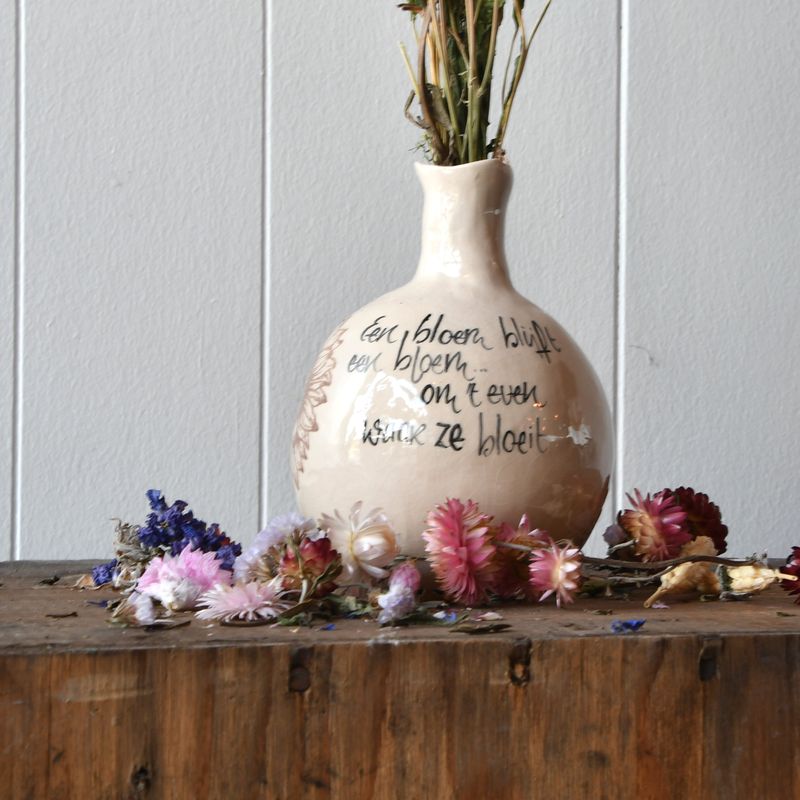 Vaasje: Een bloem blijft...