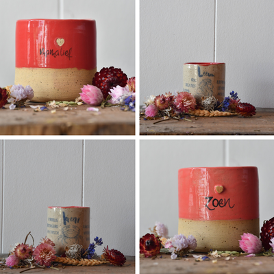 Beker en tassen met tekst