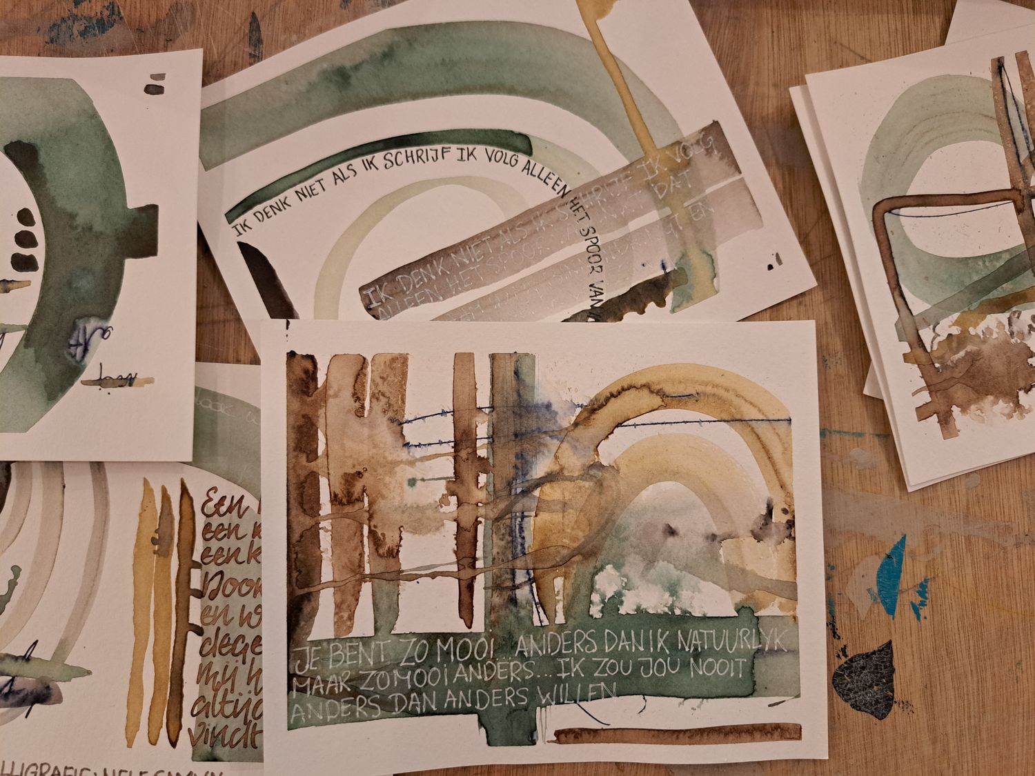 Vrij atelier handletteren: abstracte cirkels in mixed media 20 december Vrij atelier handletteren: abstracte cirkels in mixed media 20 december