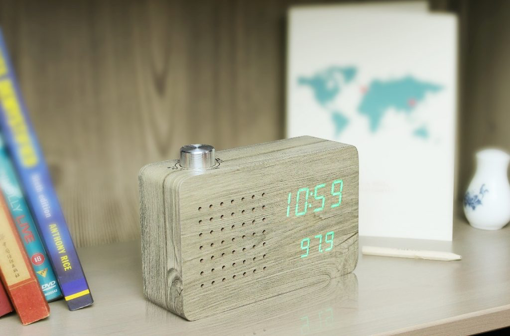 Gingko Radio Click Clock in Ash effect