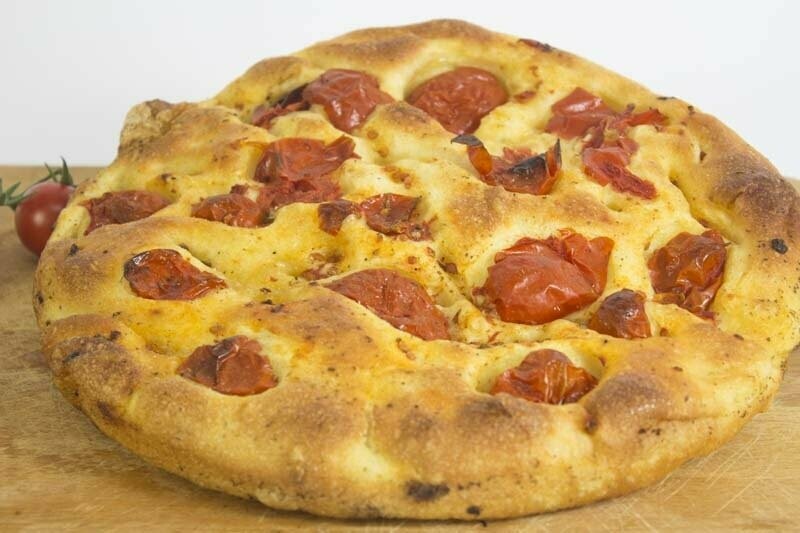 Focaccia pugliese con pomodori