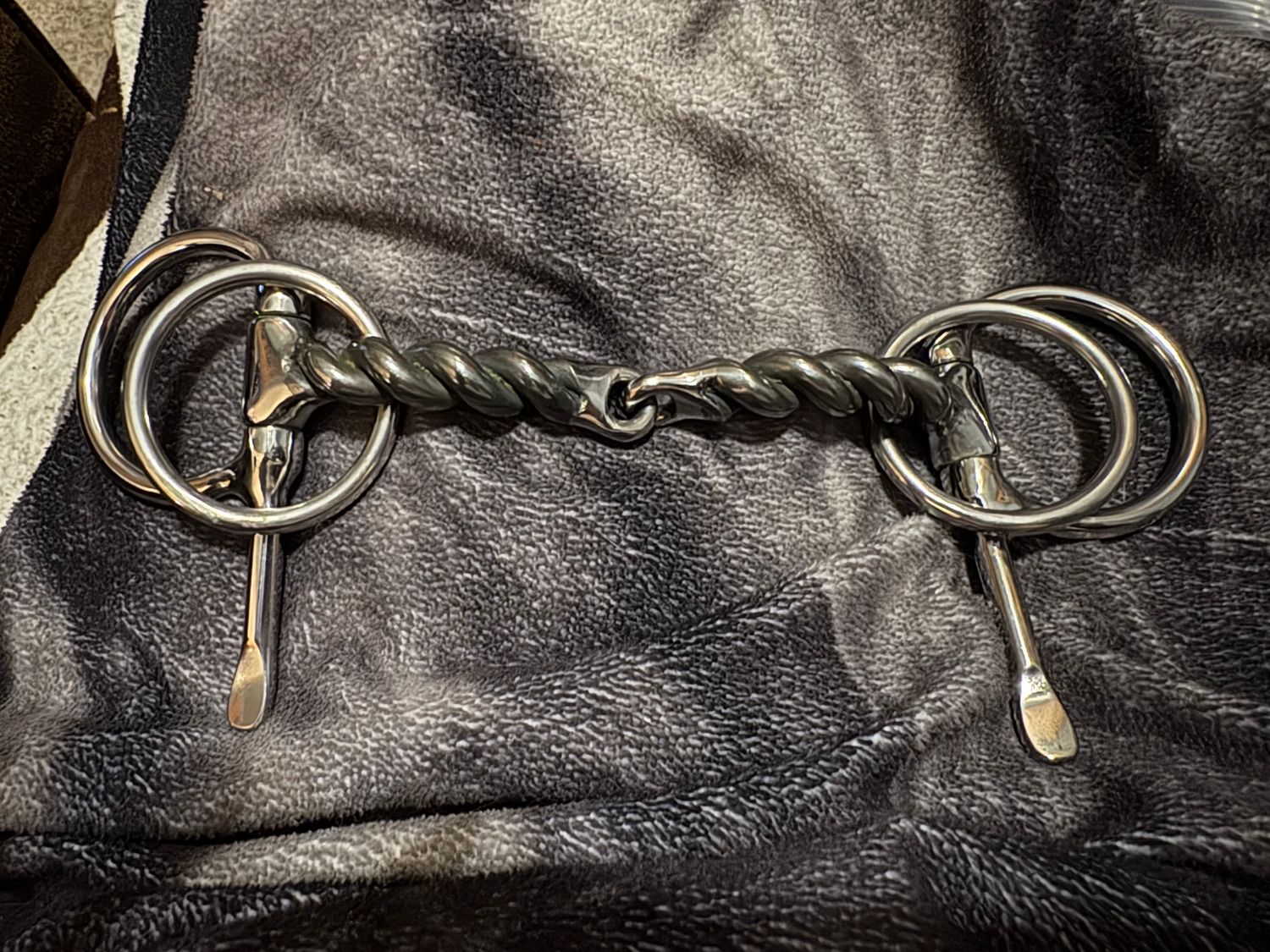 B402A Thick Twisted Wire 4-Ring
