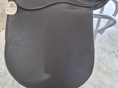 Windsor Aristocrat Cutback Saddle - 21" Flat Seat