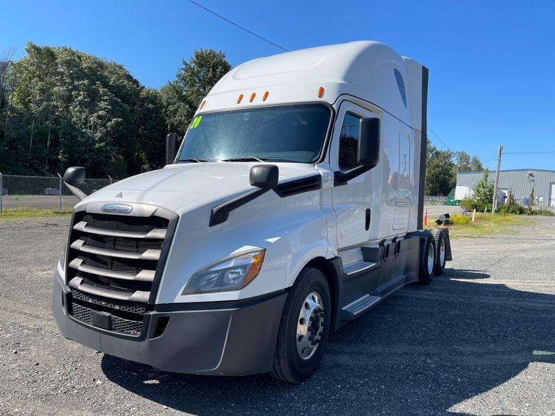 2020 Freightliner Cascadia CA126