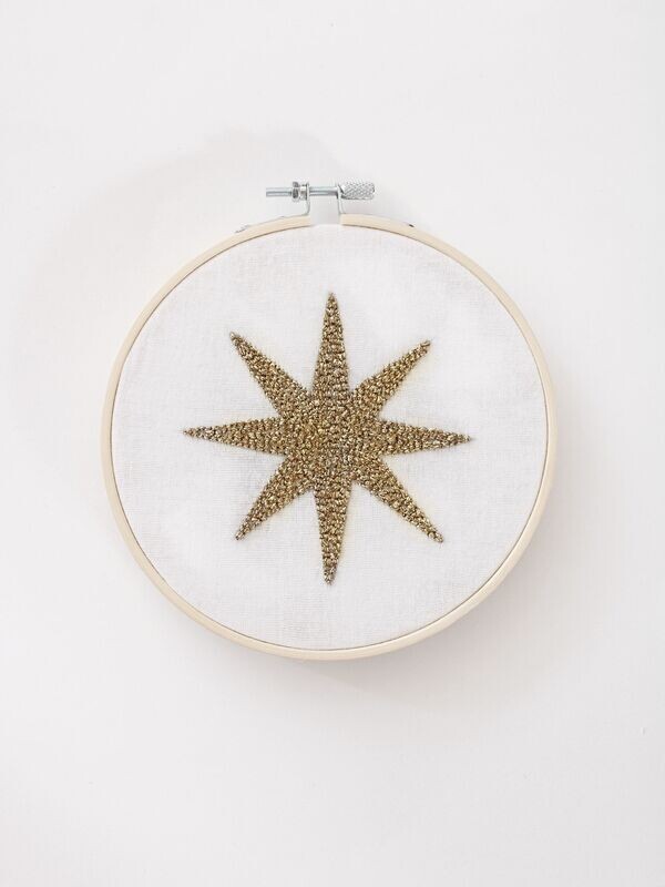 Broderie étoile dorée