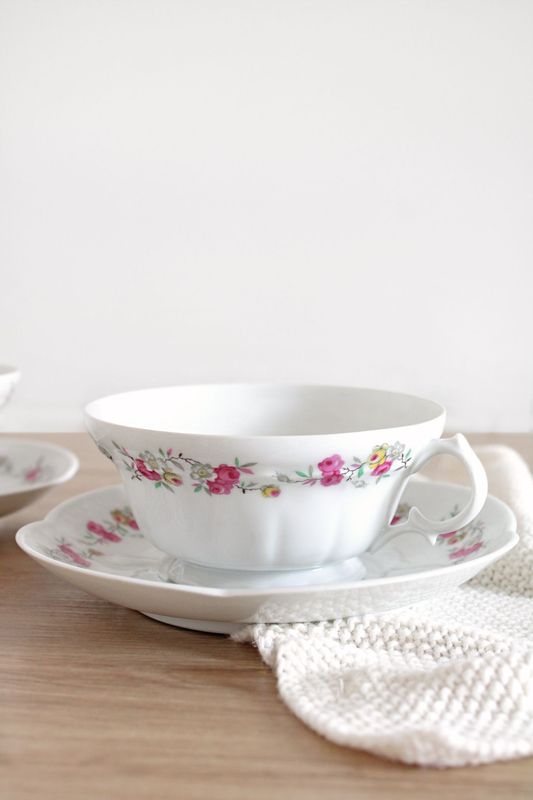 2 Tasses et soucoupes en porcelaine 2 Tasses et soucoupes en porcelaine
