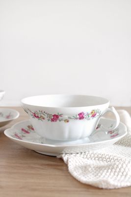 2 Tasses et soucoupes en porcelaine 2 Tasses et soucoupes en porcelaine