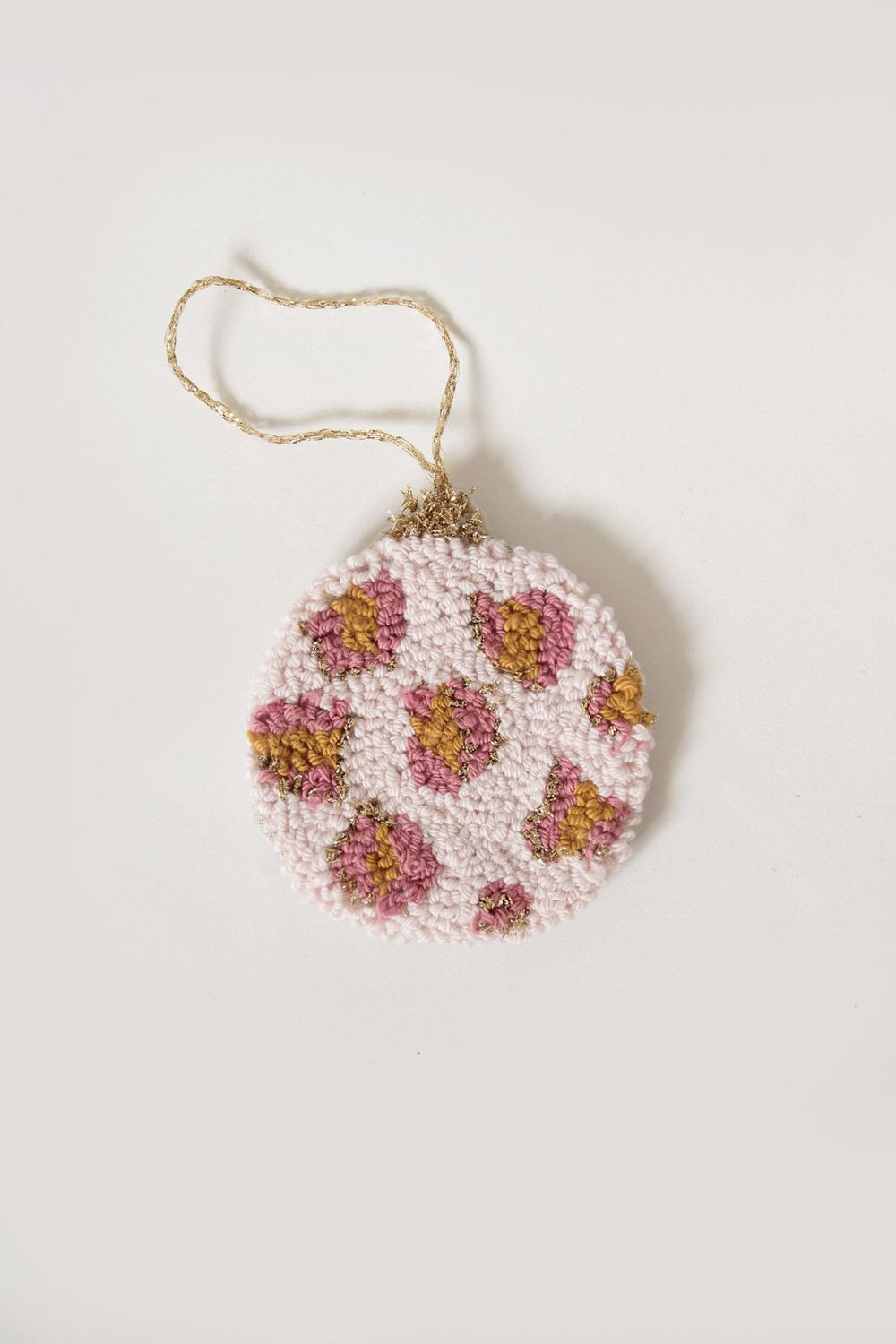 Ornement boule léopard rose