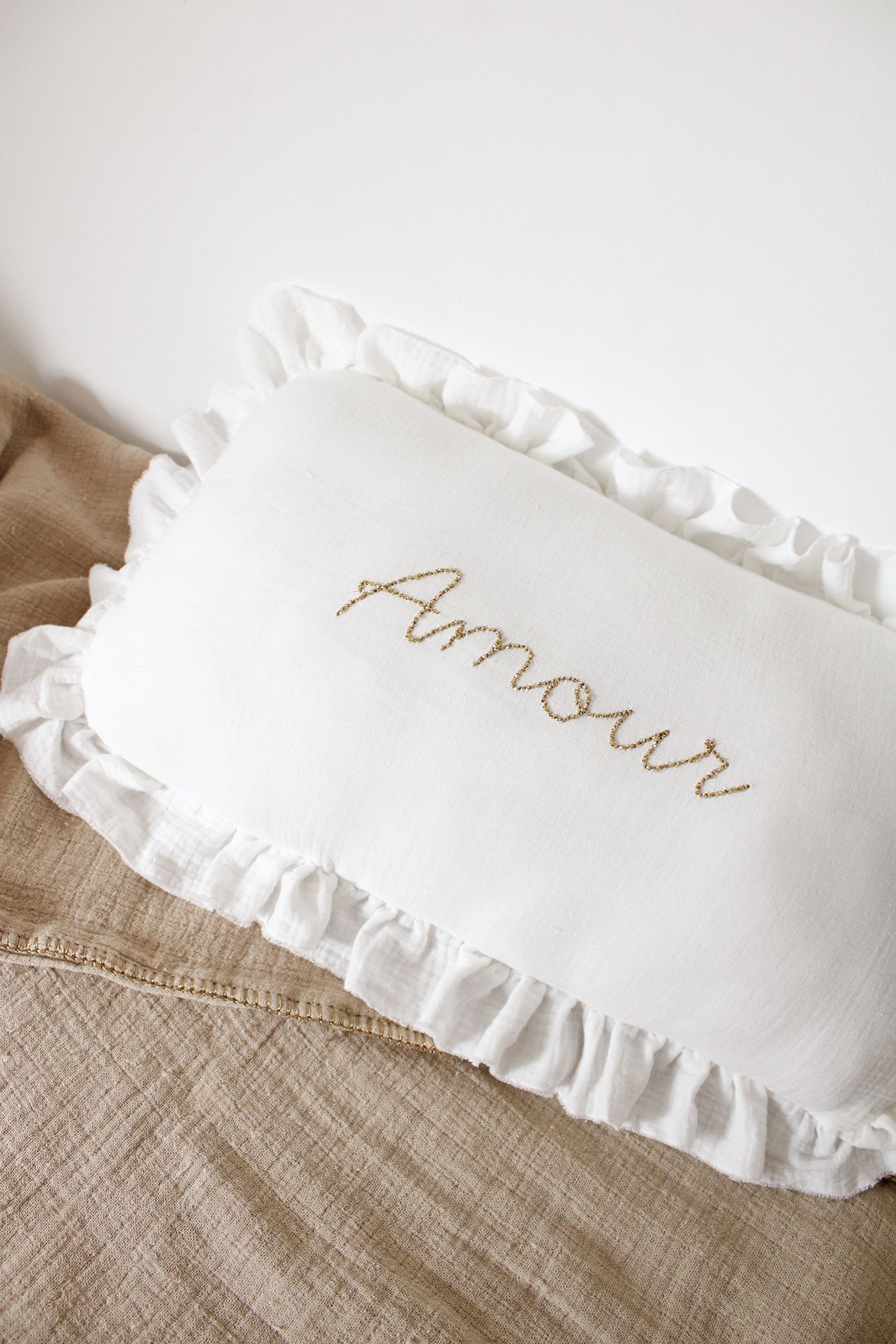 Coussin personnalisé broderie dorée