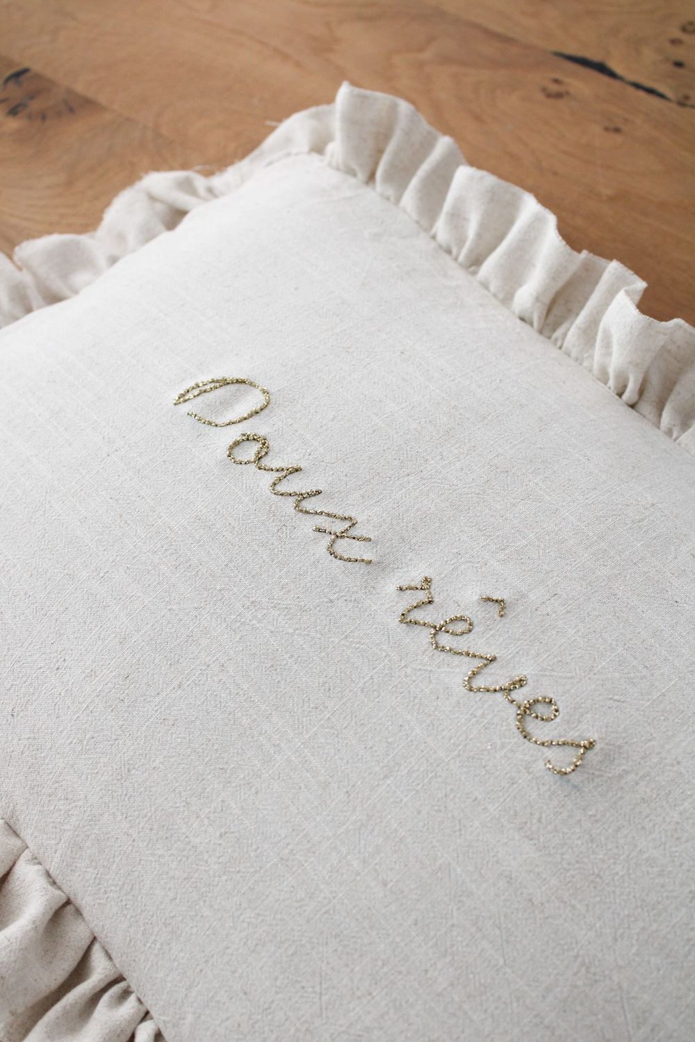 Coussin personnalisé broderie dorée