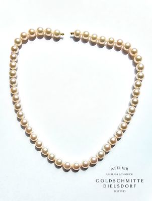 Perlencollier mit 47 Akoya Perlen mit Kugelschloss