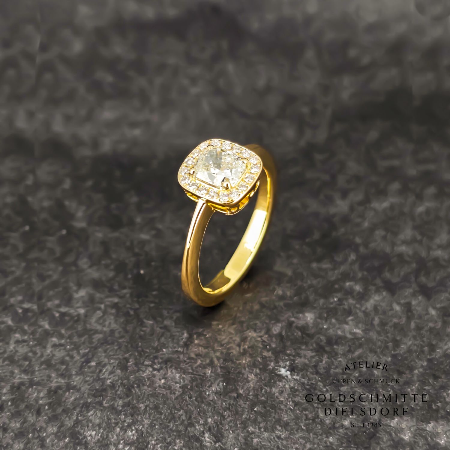 Solitär Ring mit Cushion Cut Diamant Gelbgold 750