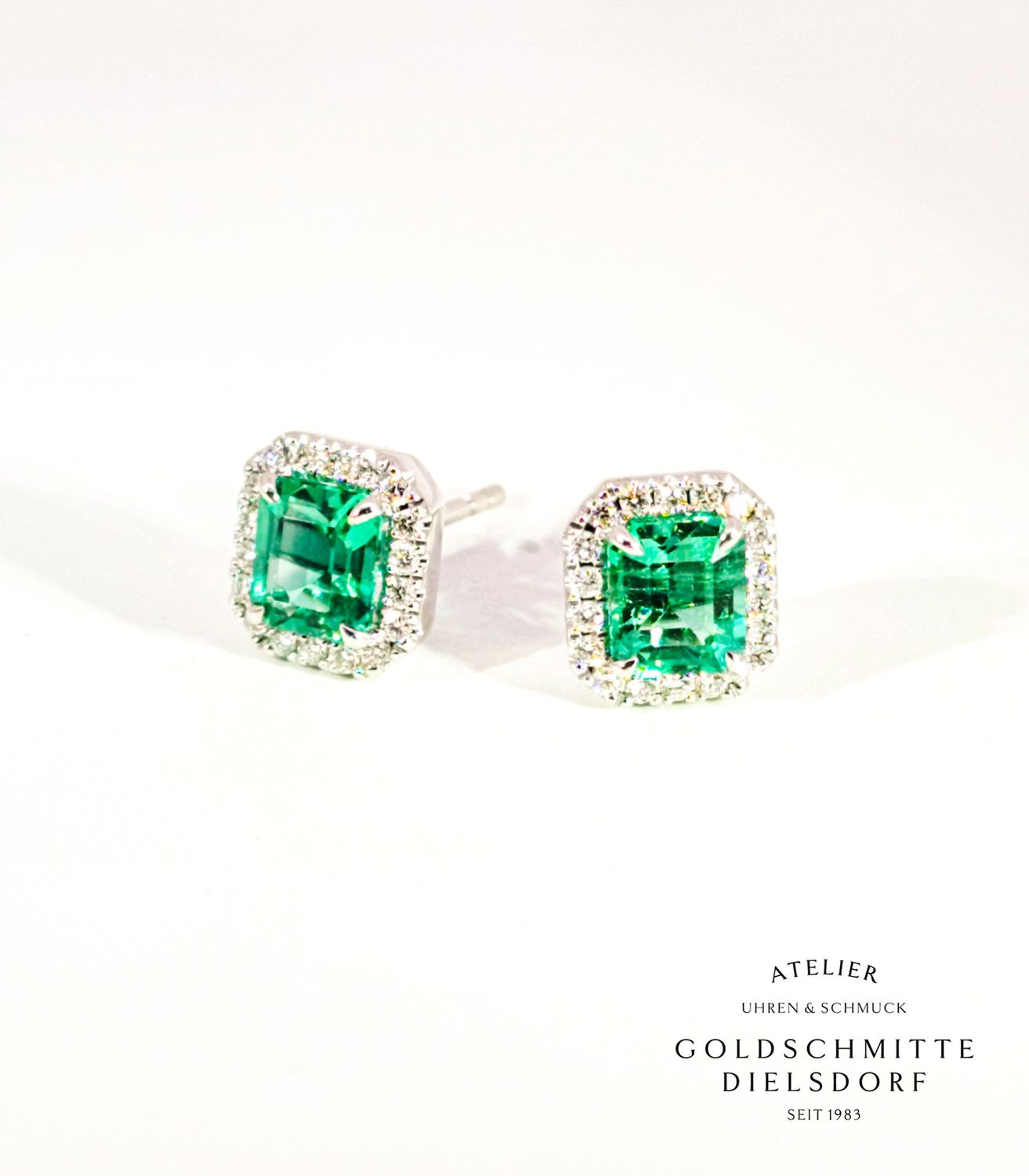 Smaragd Ohrstecker mit Brillant Entourage in Weissgold 750 Smaragd Ohrstecker mit Brillant Entourage in Weissgold 750
