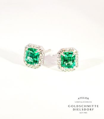 Smaragd Ohrstecker mit Brillant Entourage in Weissgold 750 Smaragd Ohrstecker mit Brillant Entourage in Weissgold 750