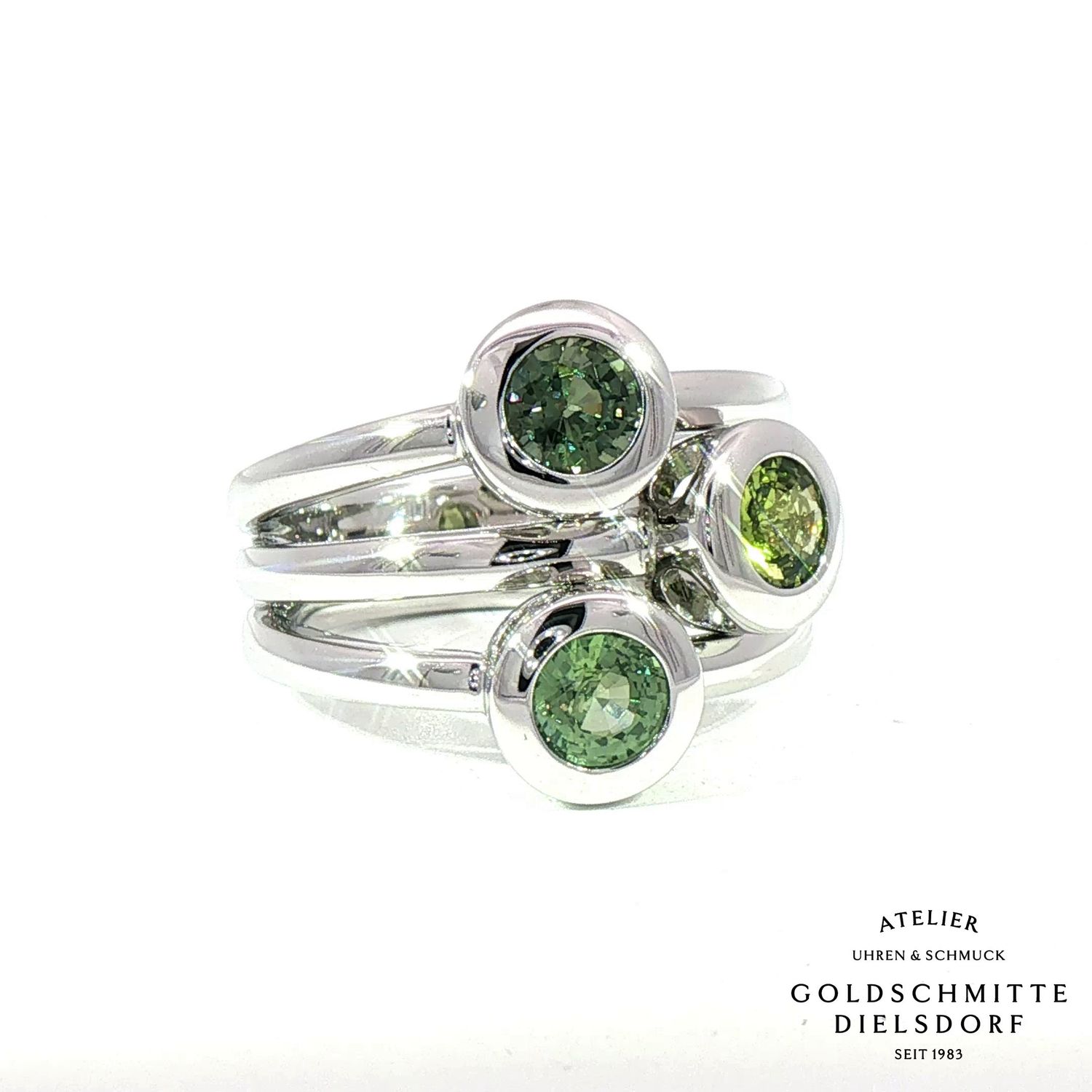 Damenring Pop Up mit grünen Saphiren in Weissgold 750 Damenring Pop Up mit grünen Saphiren in Weissgold 750