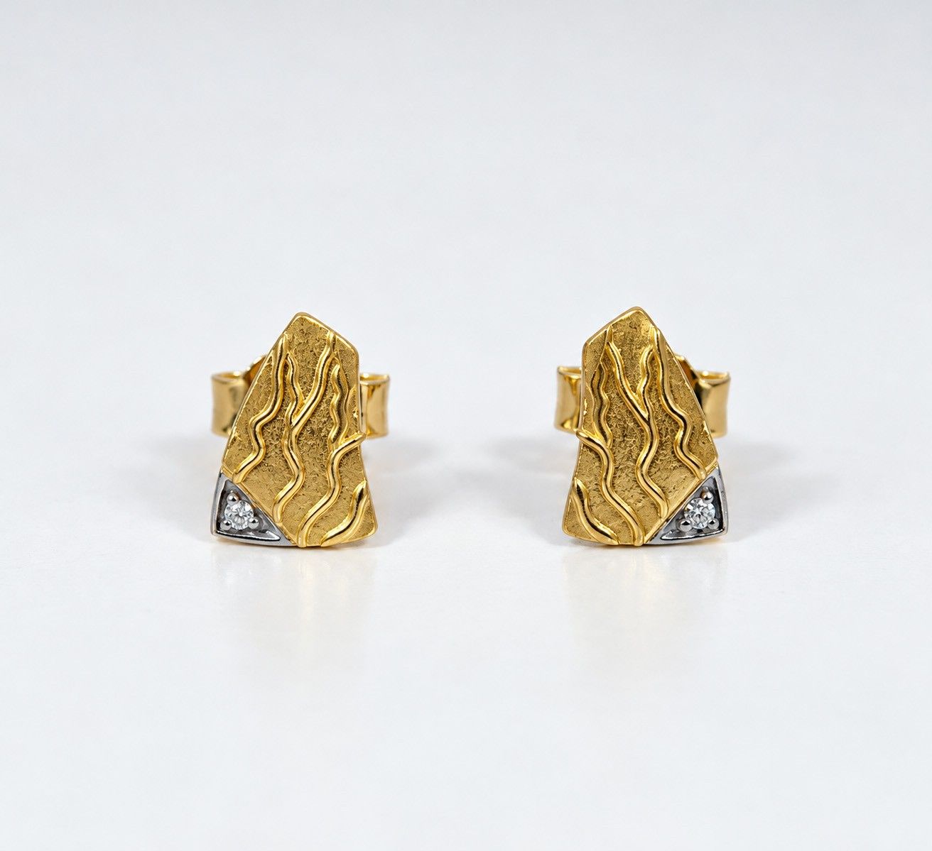 Ohrstecker aus Gelbgold und Weissgold 750 mit Brillanten – Wellenstruktur