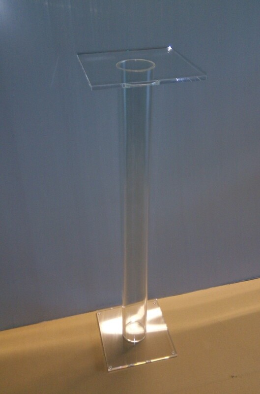 Piedistallo - tavolino - espositore in plexiglass trasparente. Cm. 30x30xH. 100