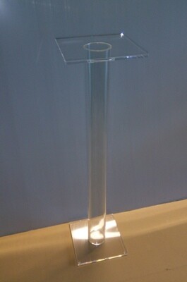 Piedistallo - tavolino - espositore in plexiglass trasparente. Cm. 30x30xH. 100
