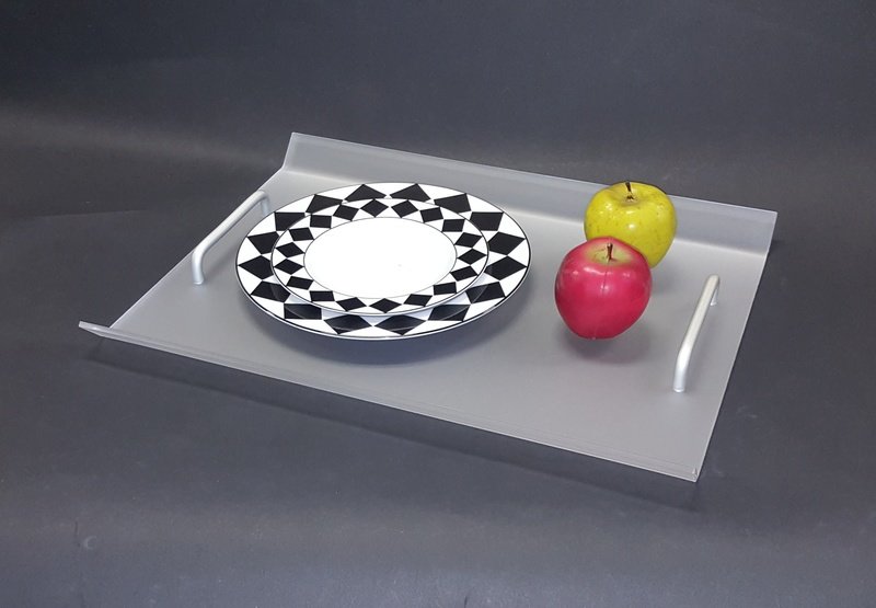 Vassoio in plexiglass satinato con manici alluminio. Cm. 49,5x30xH. 10