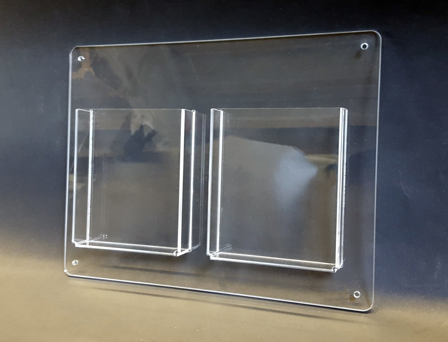 Porta brochure da muro in plexiglass a due tasche - cm. L. 35 x H. 27 - 2 pezzi