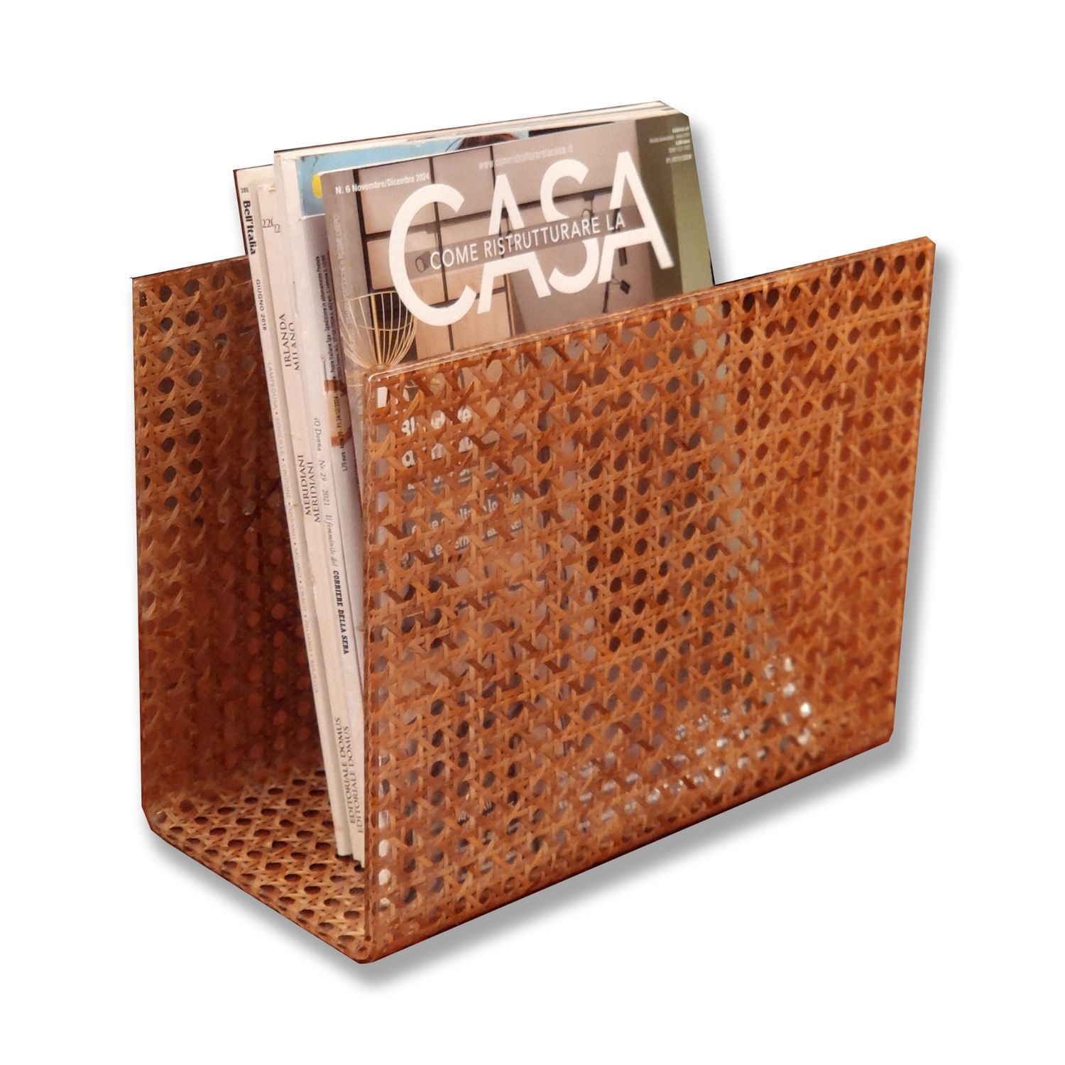 Porta riviste in plexiglass con paglia di Vienna (cannage). Porta riviste in plexiglass con paglia di Vienna (cannage).