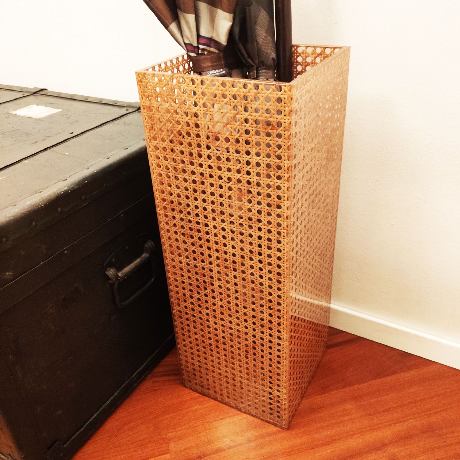 Portaombrelli in plexiglass con Paglia di Vienna Portaombrelli in plexiglass con Paglia di Vienna