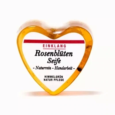 Herzform - Rosenblütenseife handgefertigt, Naturseife
mit sichtbaren Kräutern, 85 g