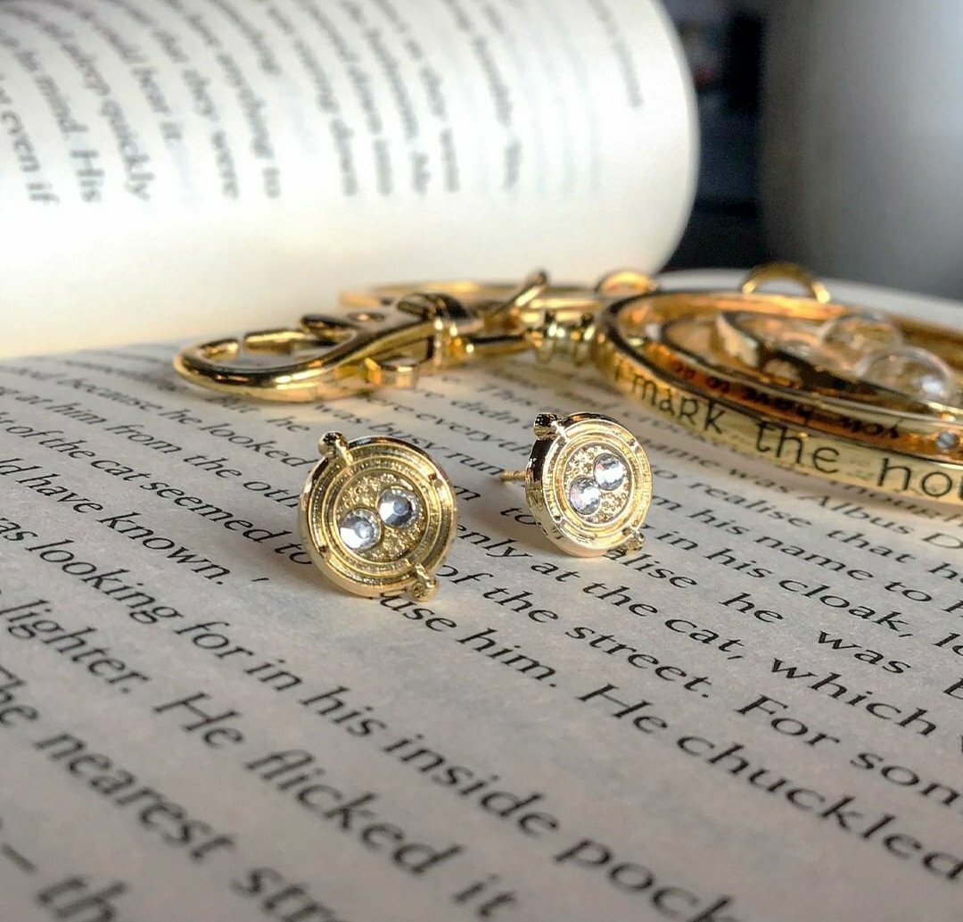 The carat shop Pendientes Giratiempo Chapado En Oro Harry Potter Dorado