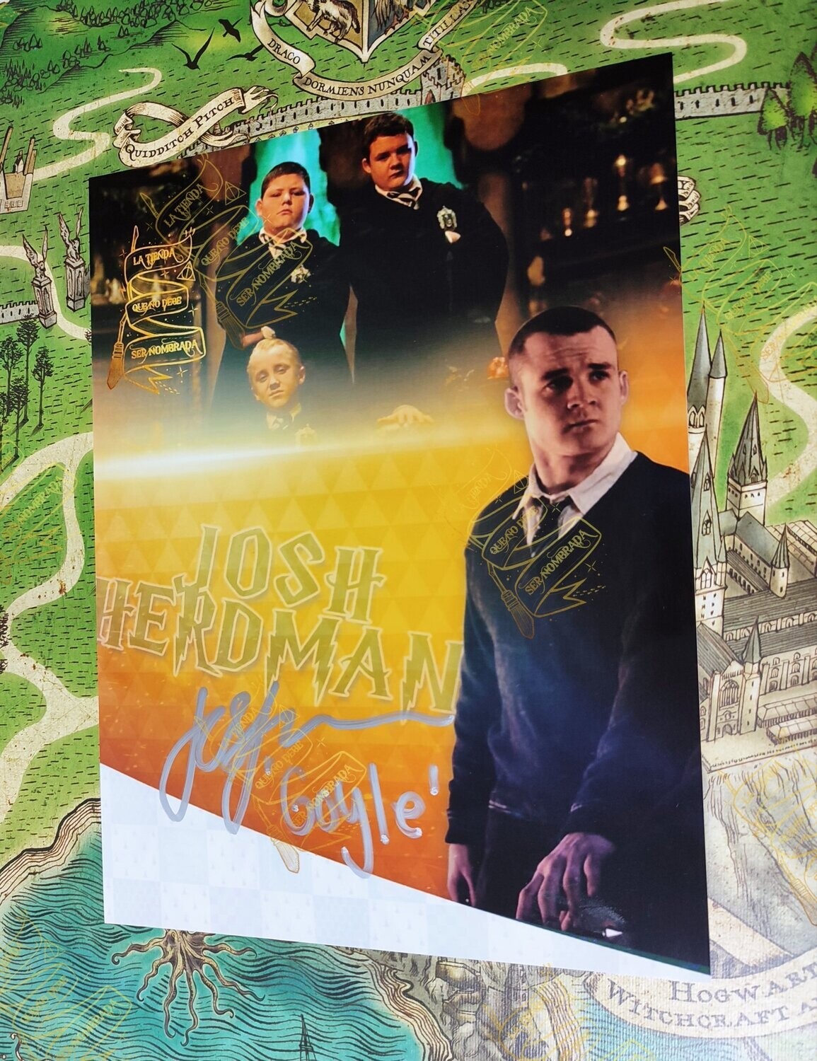 FOTOGRAFIA FIRMADA POR GREGORY GOYLE (JOSH HERDMAN)