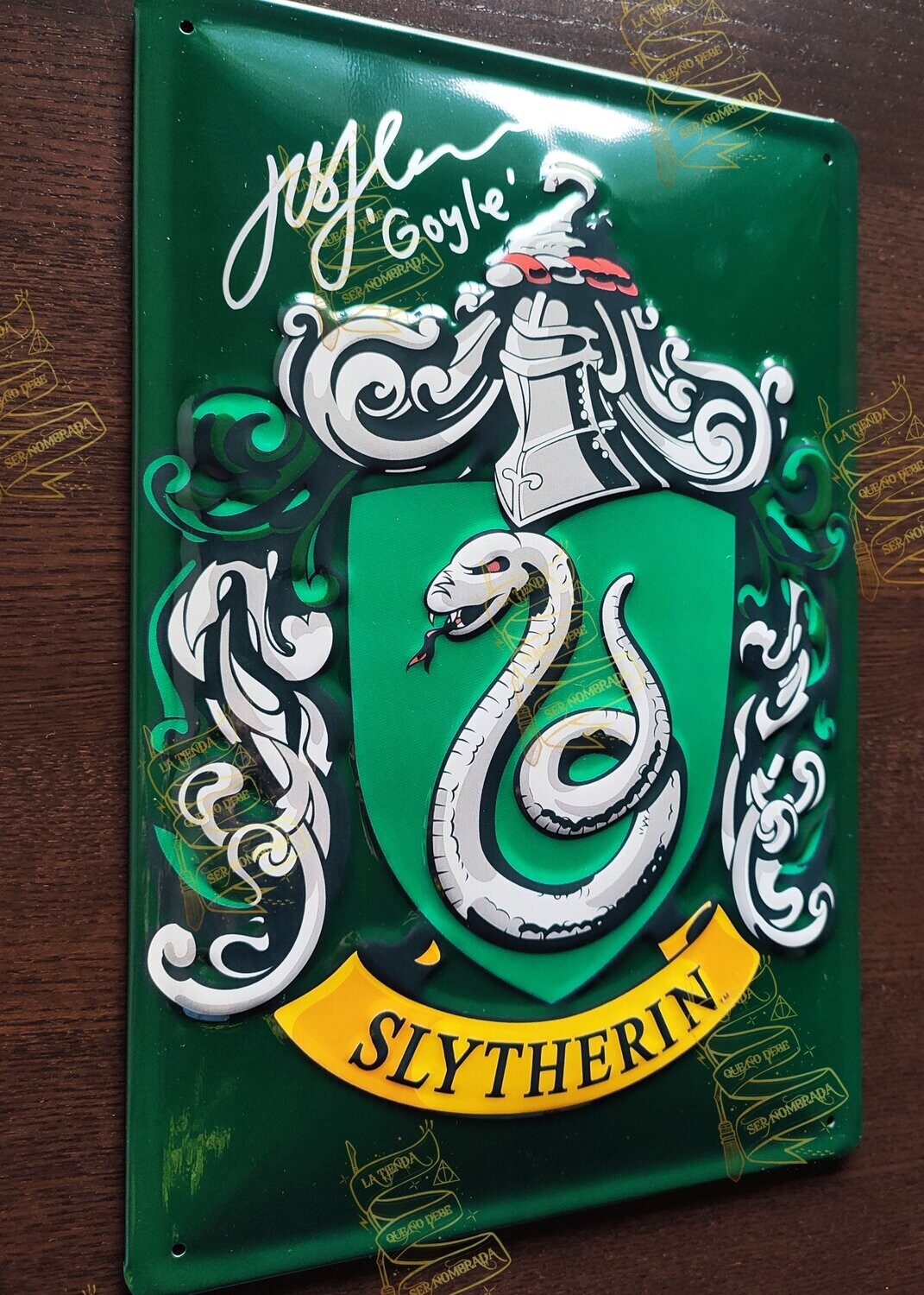 PLACA METALICA FIRMADA POR GREGORY GOYLE (JOSH HERDMAN)