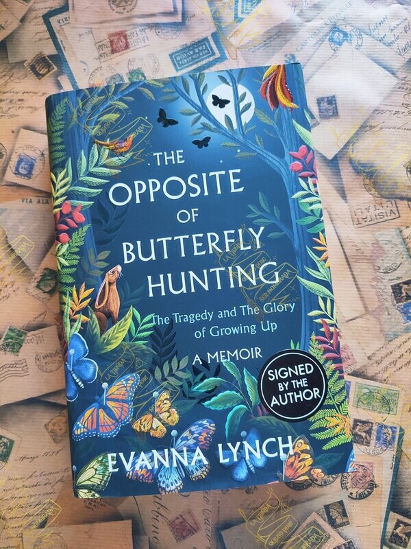 LIBRO THE OPPOSITE OF BUTTERFLY HUNTING FIRMADO POR LUNA LOVEGOOD (EVANNA LYNCH)