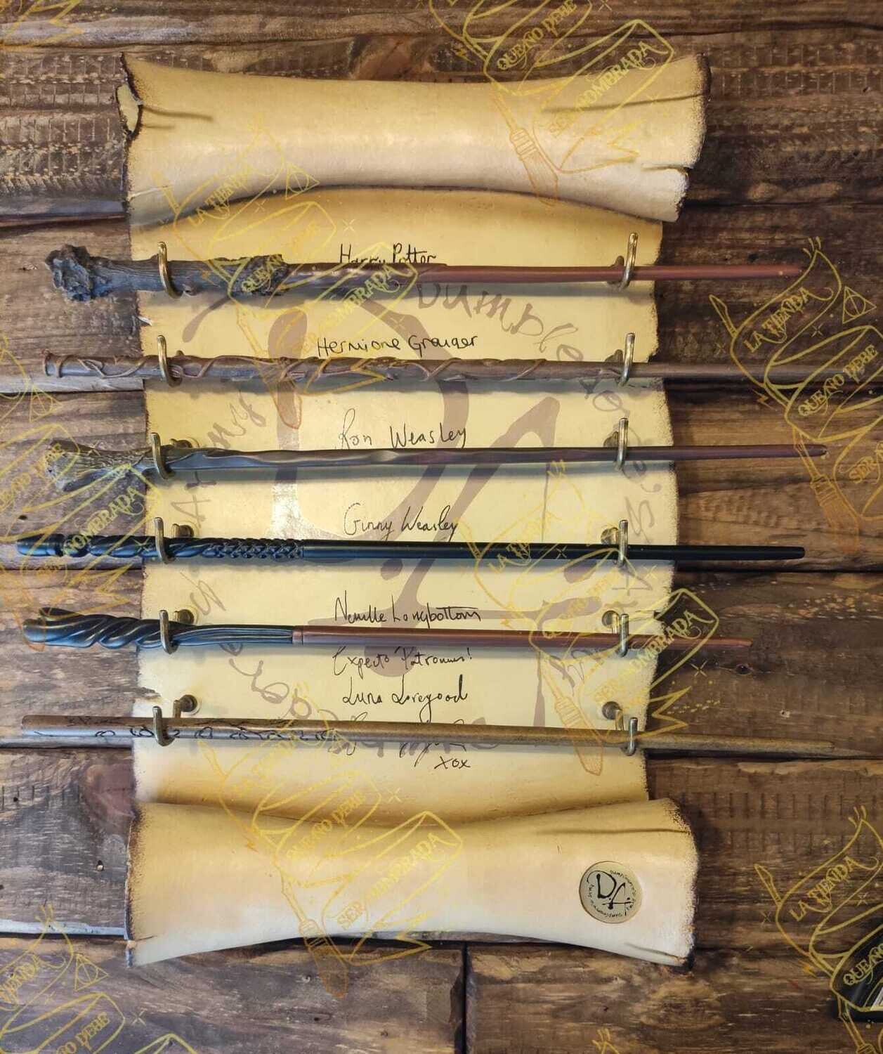 EXPOSITOR EJERCITO DE DUMBLEDORE + 6 VARITAS FIRMADO POR LUNA LOVEGOOD (EVANNA LYNCH)