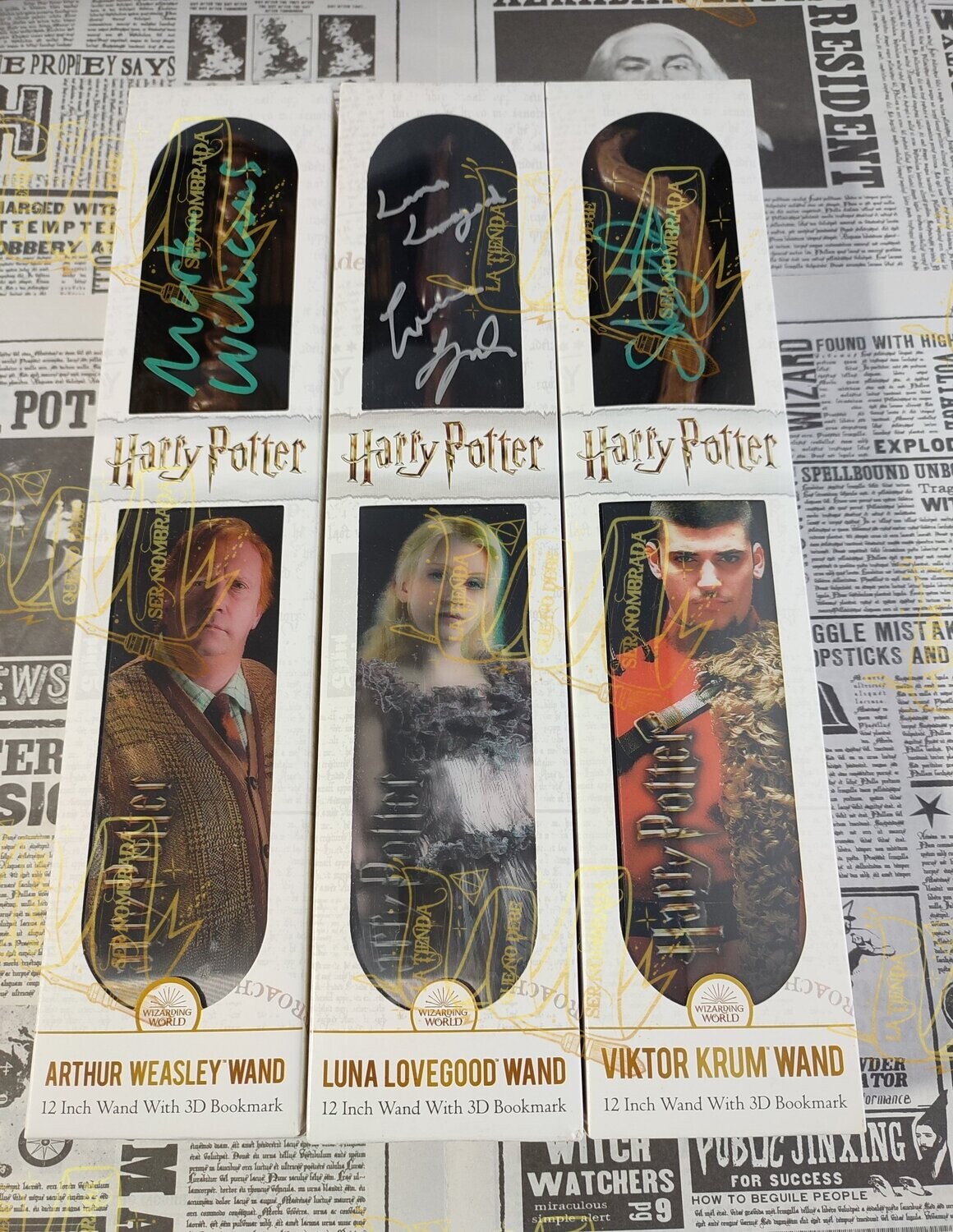 SET 3 VARITAS FIRMADAS POR VIKTOR KRUM (STAN YANEVSKI), ARTHUR WEASLEY (MARK WILLIAMS) & LUNA LOVEGOOD (EVANNA LYNCH)
