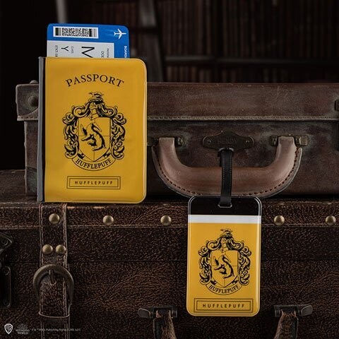 SET FUNDA PASAPORTE & IDENTIFICADOR HUFFLEPUFF HARRY POTTER