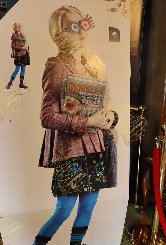 RECORTABLE TAMAÑO REAL FIRMADO POR LUNA LOVEGOOD (EVANNA LYNCH)