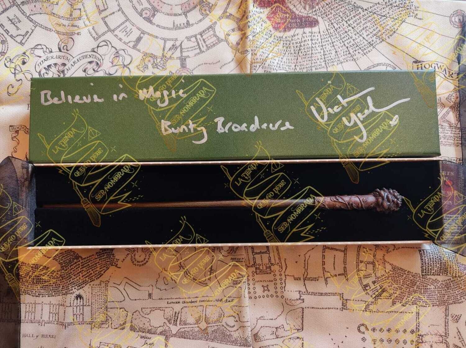 VARITA OLLIVANDERS FIRMADA POR BUNTY (VICTORIA YEATES)