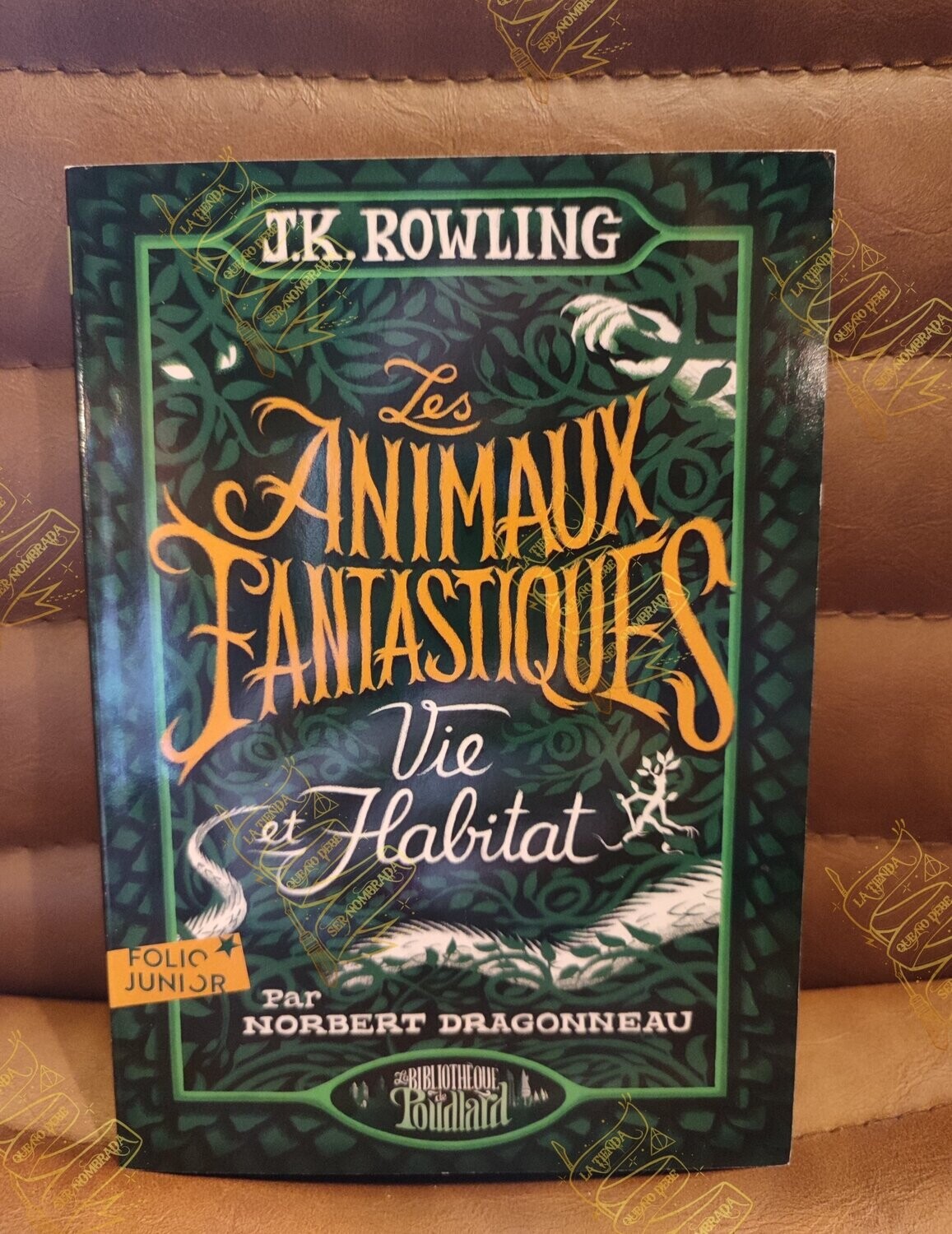 LIBRO EN FRANCES ANIMALES FANTASTICOS ESCRITO POR NEWT SCAMANDER FIRMADO POR BUNTY (VICTORIA YEATES)