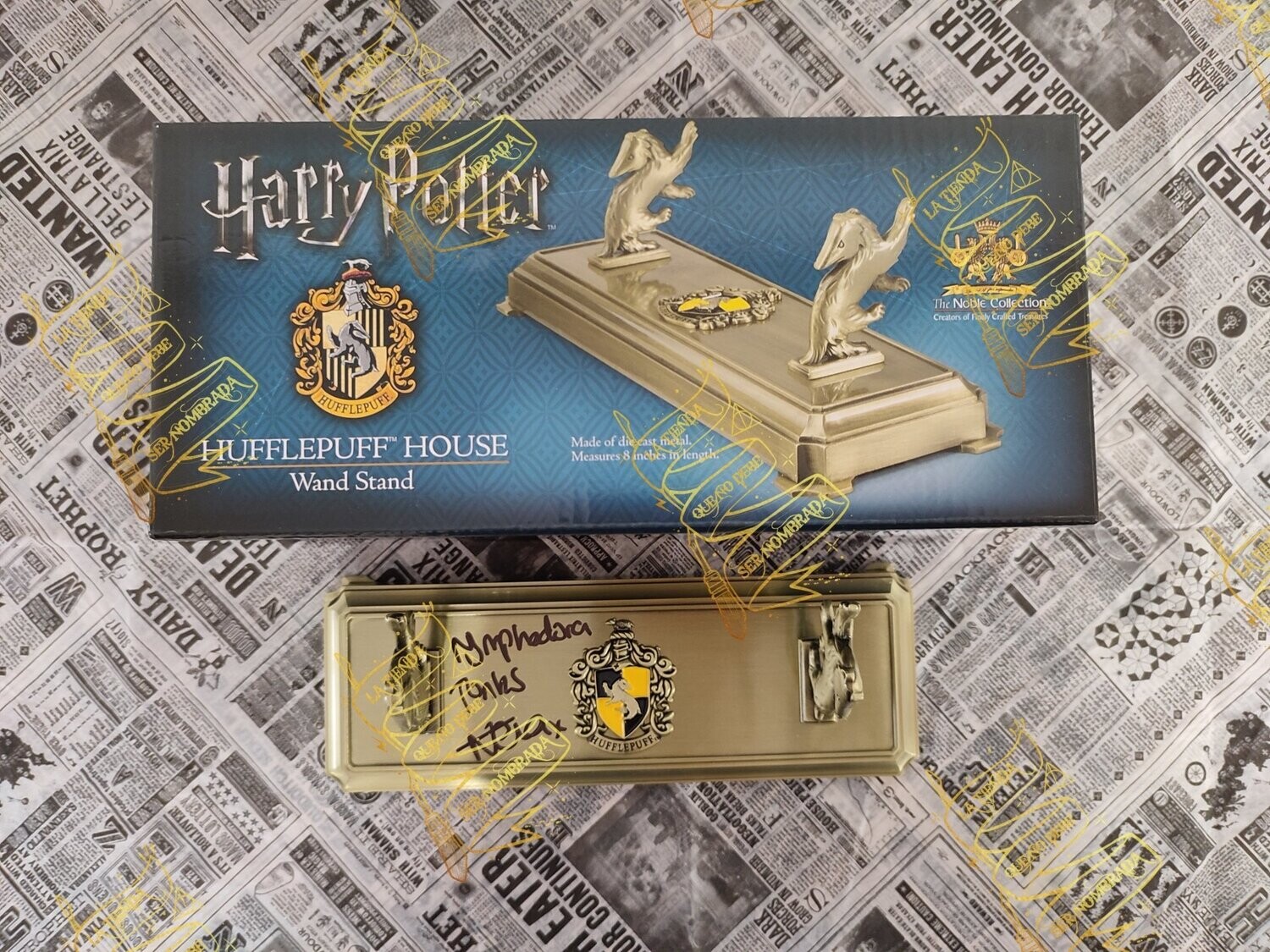 EXPOSITOR PARA VARITA DE HUFFLEPUFF FIRMADO POR NYMPHADORA TONKS (NATALIA TENA)