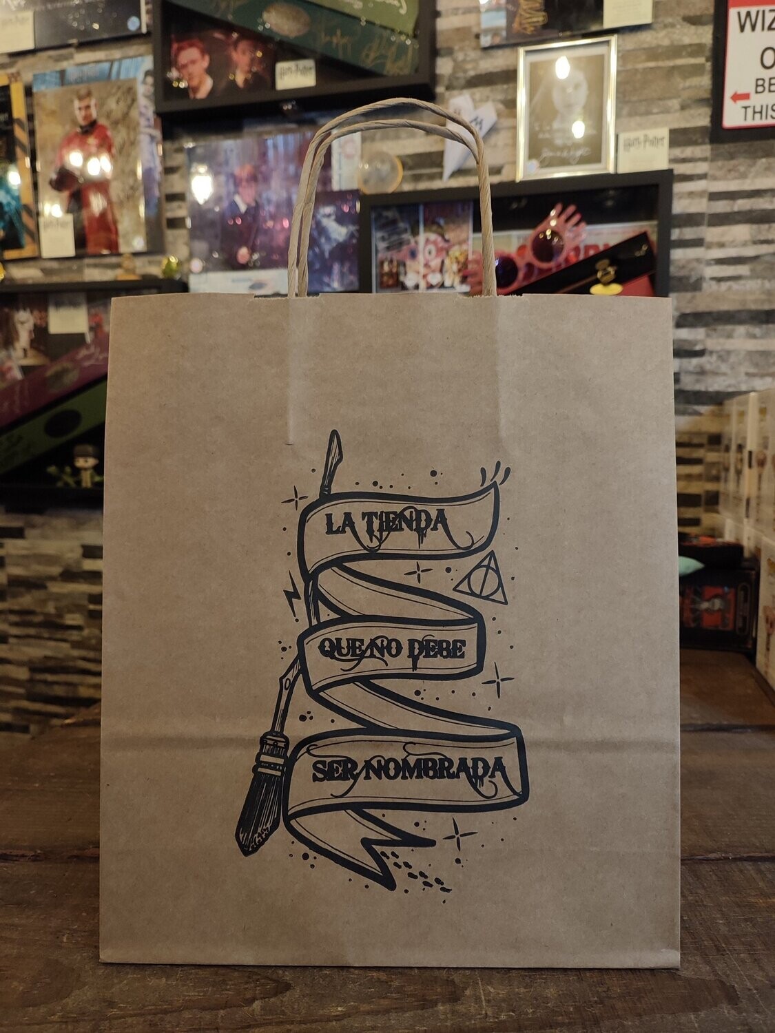 BOLSA KRAFT "LA TIENDA QUE NO DEBE SER NOMBRADA" PEQUEÑA