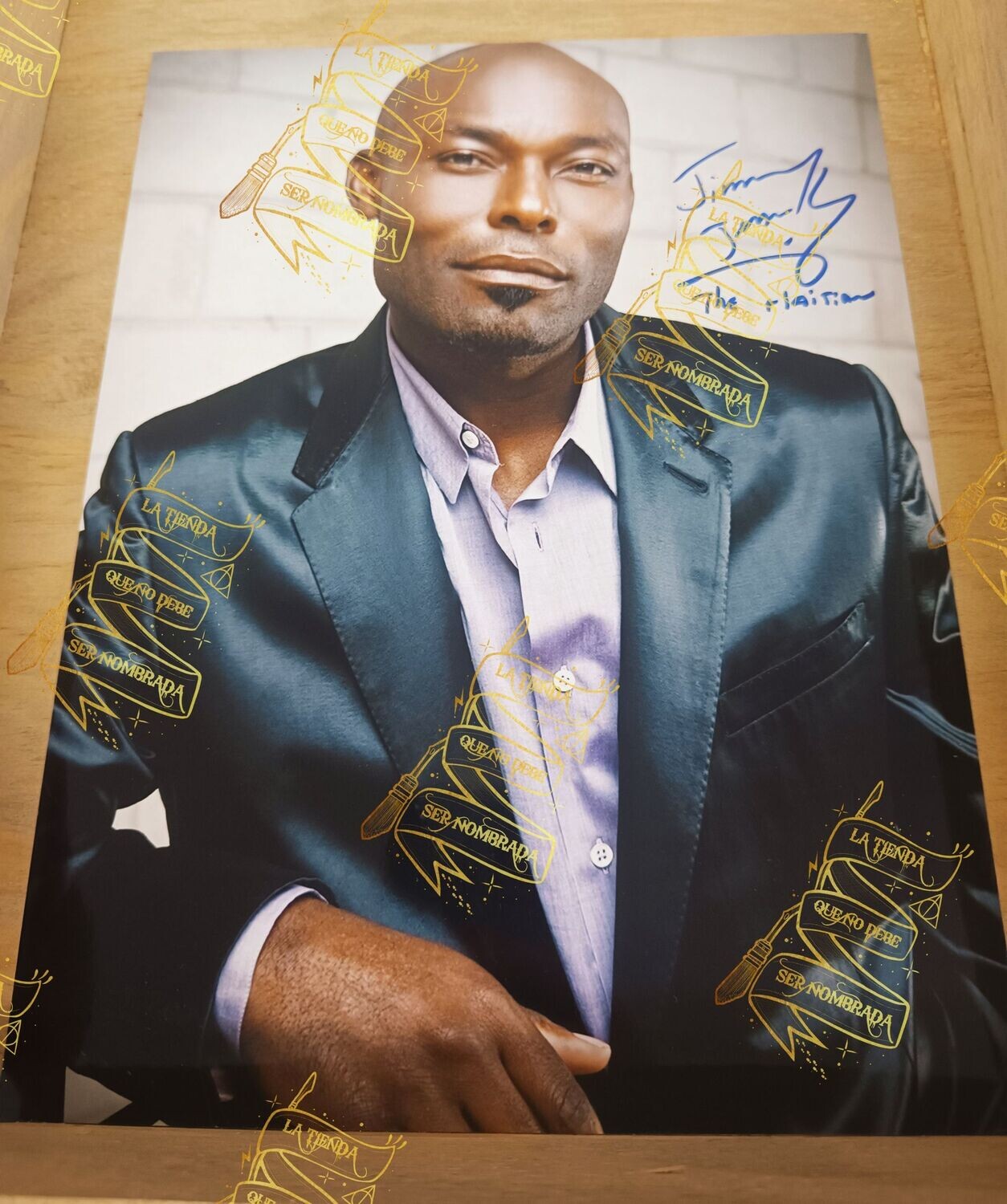 FOTOGRAFIA FIRMADA POR EL HAITIANO (JIMMY JEAN LOUIS) EN LA SERIE HEROES